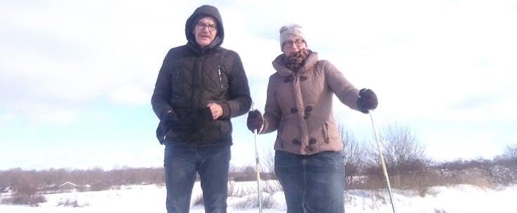 Gerard en Hanny Jansen buiten in de sneeuw