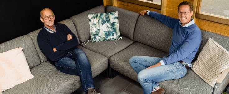 Jos Leijenhorst en Bertus zitten samen op een bank