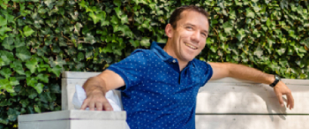 Jaap-Willem op bank in tuin