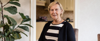 Portretfoto Jannie in woonkamer