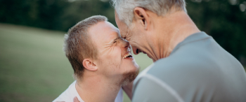 Karel lachend met zijn zoon